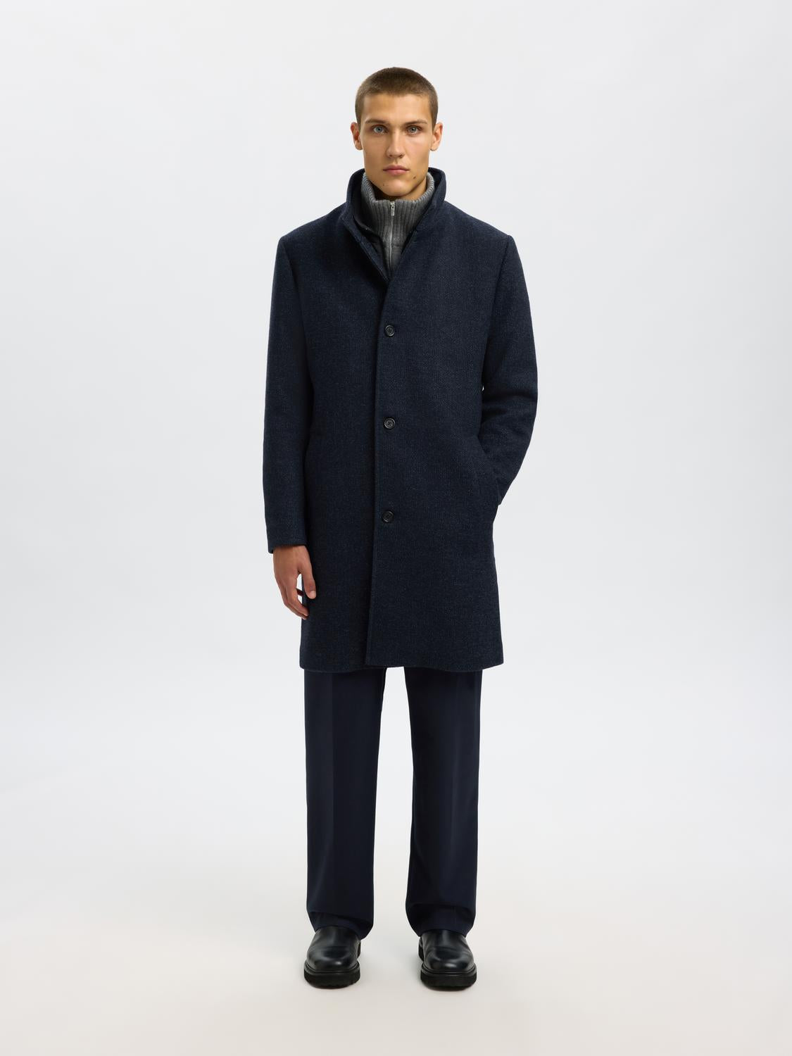 model_shot-front_full